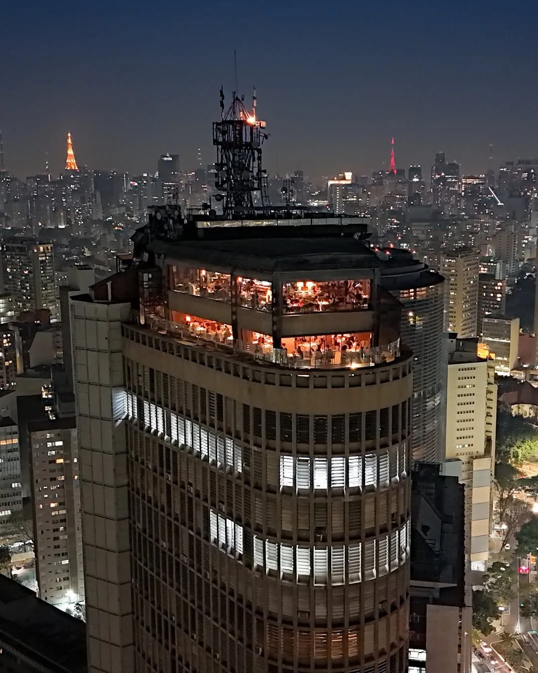 Edifício Itália iluminado